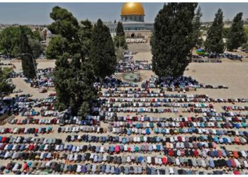 75 ألف مصلٍ يؤدون الجمعة في الأقصى وسط تشديدات إسرائيلية
