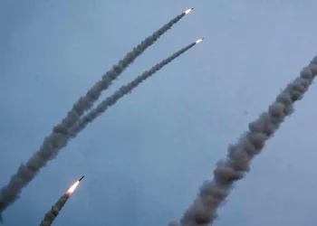 الجيش: اعتراض وإسقاط 20 صاروخا أُطلقت من إيران باتجاه منطقة الأزرق