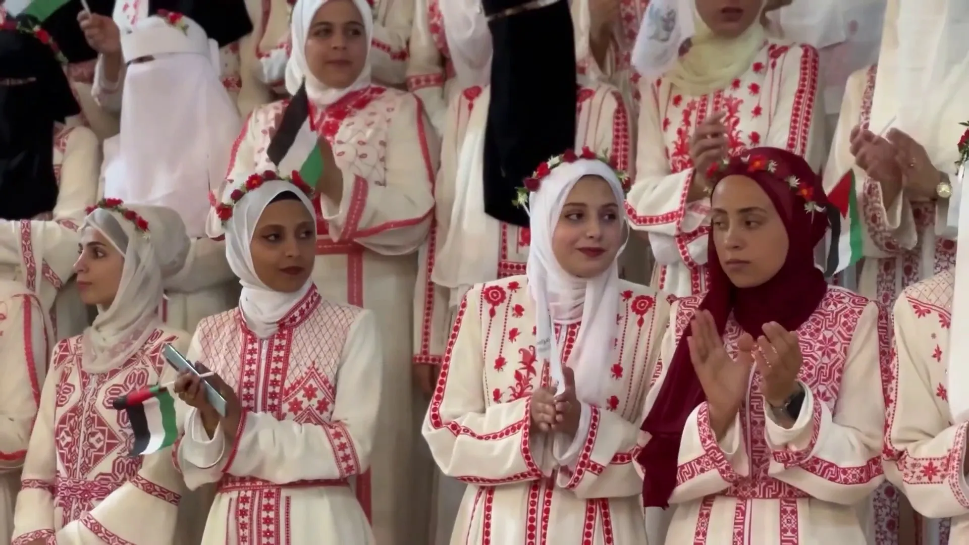 150 عريسا وعروسا.. أول زفاف جماعي منذ بداية الحرب شمال غزة