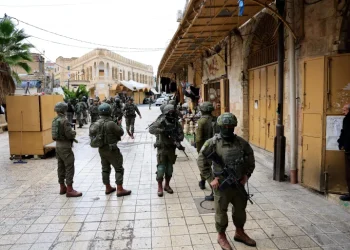 شهيدان أحدهما طفل وإصابة شابين برصاص الاحتلال ومستوطنين في الخليل