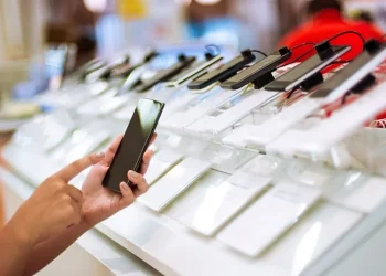 طالبان تحظر على مسؤولي الحكومة الأفغانية استخدام الهواتف الذكية