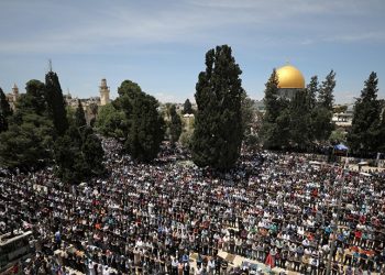 أكثر من 60 ألف مصلٍ يؤدون صلاة الجمعة في المسجد الأقصى