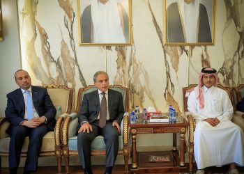 رئيس الوزراء يزور السفارة القطرية معزيا بوفاة الشيخ حمد بن خليفة آل ثاني