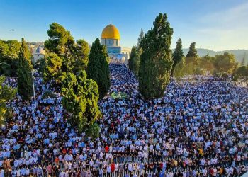 آلاف الفلسطينيين يؤدون صلاة الجمعة في المسجد الأقصى المبارك