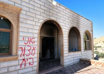 مستوطنون يضرمون النار في مسجد ويحاولون حرق فلسطينيين أحياء