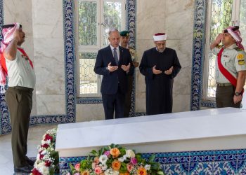 نائب الملك يزور ضريح الملك طلال بن عبدالله