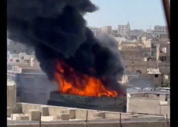 حريق ضخم يلتهم مبنى سكنيًا وتجاريًا في القويسمة شرق عمّان
