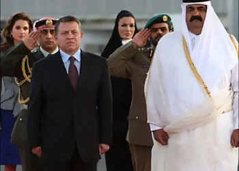 الملك يعزي أمير قطر بوفاة الشيخ حمد بن خليفة آل ثاني
