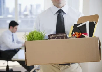 وزارة العمل توضح حول إنهاء خدمات موظفين وتعيين آخرين