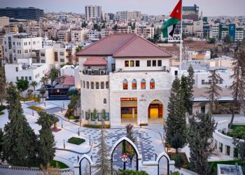 رئيس الوزراء يوجّه وزير العدل بمراجعة تشريعات الحياد الوظيفي لموظفي القطاع العام