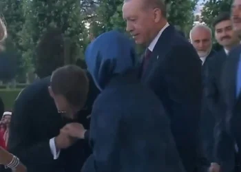 زوجة أردوغان ترفض تقبيل ماكرون ليدها