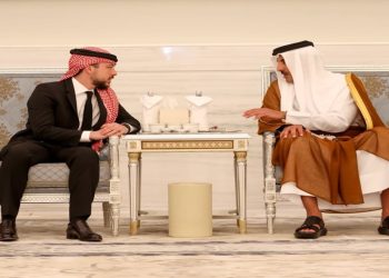 ولي العهد يقدم العزاء إلى أمير دولة قطر بوفاة الشيخ حمد