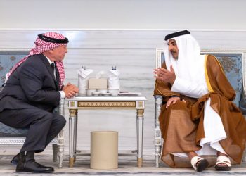 الملك يقدم العزاء إلى أمير دولة قطر بوفاة الشيخ حمد