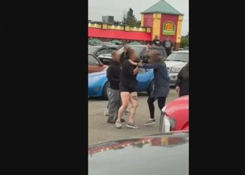 هجوم جماعي على امرأة مسلمة أمام طفلها في كندا