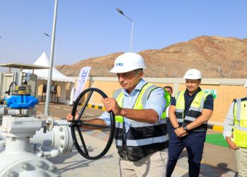 رئيس الوزراء يفتتح محطتي الغاز الطبيعي في القويرة والمجمع الصناعي بالعقبة