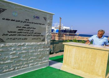 رئيس الوزراء يضع حجر الأساس لمشروع إنشاء وحدة التغويز الشاطئية