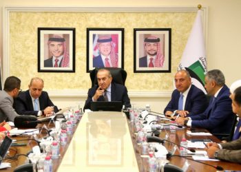 الحكومة تبحث إنشاء مواقف اركن وتنقّل الذكية بمحاور عمان لتشجيع النقل المستدام