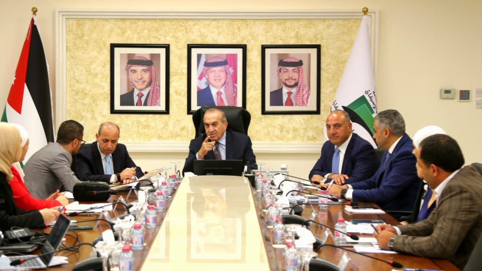 الحكومة تبحث إنشاء مواقف اركن وتنقّل الذكية بمحاور عمان لتشجيع النقل المستدام