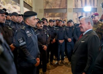 الملك يلتقي فريق البحث والإنقاذ الأردني الدولي العائد من فنزويلا ويشيد بجهوده
