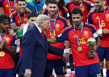 الرئيس الأميركي يسلم المنتخب الإسباني كأس العالم 2026