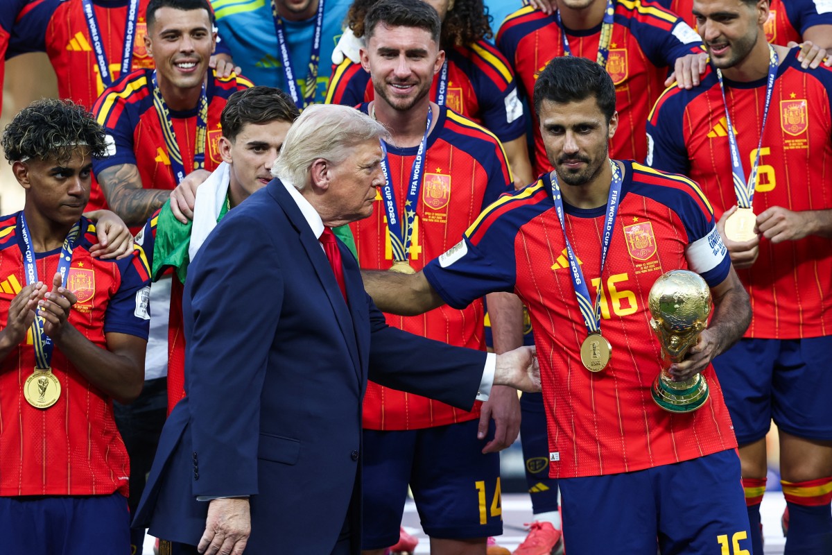 الرئيس الأميركي يسلم المنتخب الإسباني كأس العالم 2026