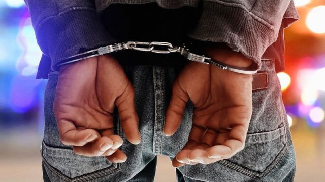 تجار مخدرات مطلوبون لمحكمة أمن الدولة يجمعون تبرعات لليتامى