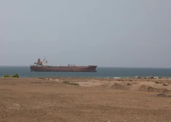 الحوثيون يدرسون فرض رسوم على السفن في مضيق باب المندب