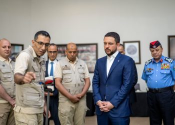 نائب الملك يزور إدارة المختبرات والأدلة الجرمية