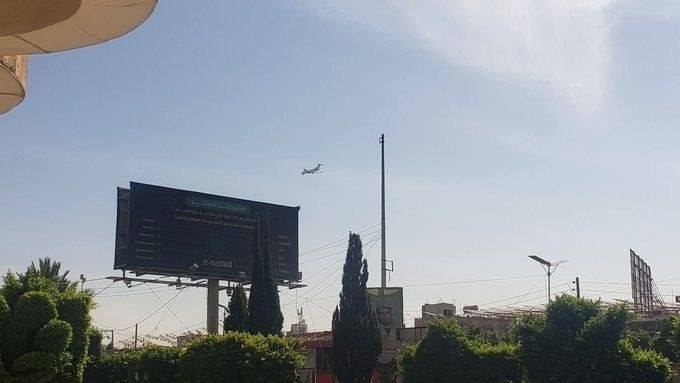 القوات المسلحة اليمنية: استهدفنا مدرج مطار صنعاء لمنع الطائرة الإيرانية من الهبوط