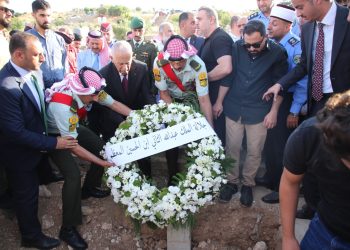 العيسوي يشارك في تشييع جثمان مدير الدفاع المدني الأسبق وينقل تعازي الملك وولي العهد لذويه