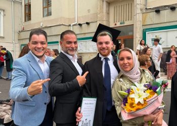 والد ووالدة الدكتور عبدالوهاب العطعوط يهنئانه بتخرجه في الطب من جامعة غريغوري تي. بوبا الرومانية