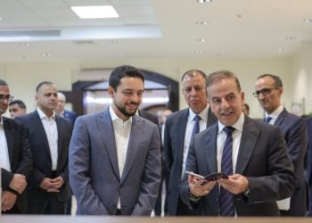 ولي العهد يؤكد أهمية استكمال أتمتة خدمات دائرة الأحوال المدنية والجوازات