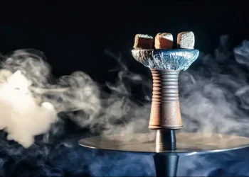 ضبط سائق مركبة وهو يقوم بتدخين الأرجيلة أثناء قيادته