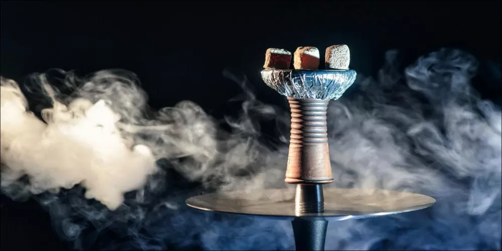 ضبط سائق مركبة وهو يقوم بتدخين الأرجيلة أثناء قيادته