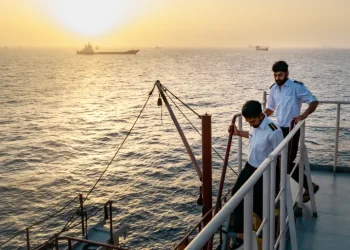 آلاف البحارة لا يزالون عالقين في الخليج رغم وقف إطلاق النار