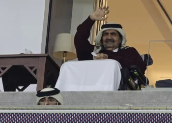 الملك يأمر بإعلان الحداد على الأمير حمد بن خليفة آل ثاني في البلاط الملكي