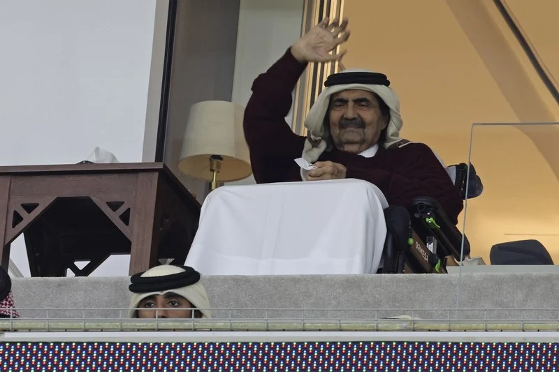 الملك يأمر بإعلان الحداد على الأمير حمد بن خليفة آل ثاني في البلاط الملكي