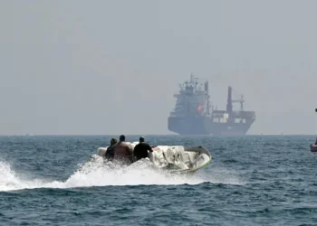 مصادر: إيران تطلب من الحوثيين الاستعداد لإغلاق باب المندب