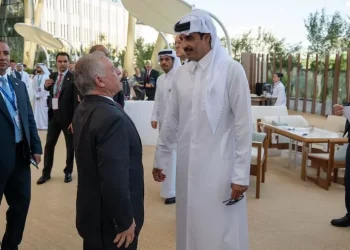 الملك يغادر إلى الدوحة لتقديم العزاء بوفاة الشيخ حمد