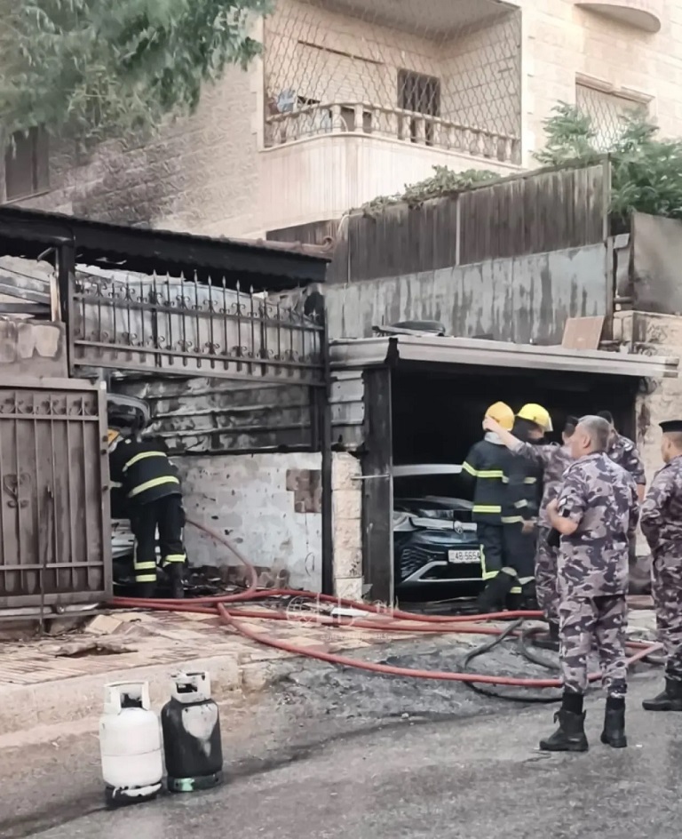 حريق يلتهم مركبتين كهربائيتين في طبربور