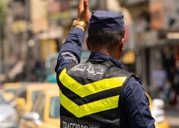 رقيب سير ينقذ حياة سائق فقد الوعي داخل باص كوستر في إربد
