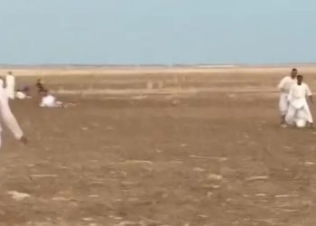 اللاعبون بالجلاليب والحكم بـ الكرباج .. مباراة أشعلت التواصل في السودان