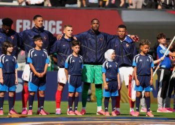ظهور طفلة محجبة مع لاعبي المنتخب الفرنسي بكأس العالم يُغضب اليمين المتطرف