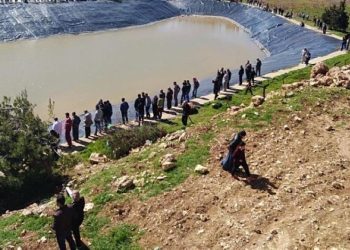 وفاة و8 إصابات أثر سقوط مركبة في بركة زراعية في دير علا