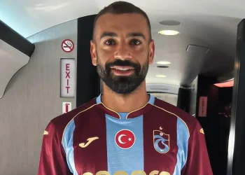 محمد صلاح يرتدي رسميا زي طرابزون سبور
