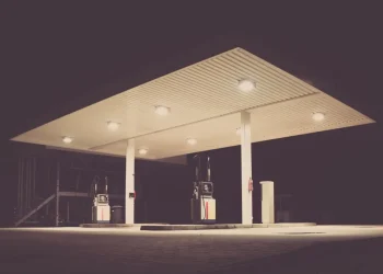 زوج ينسى زوجته في محطة وقود ويكتشف غيابها بعد 6 ساعات