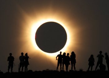 كسوف تاريخي نادر يجتاح سماء أوروبا