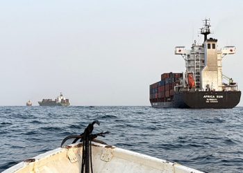 تباطؤ حاد في حركة الملاحة عبر مضيق هرمز
