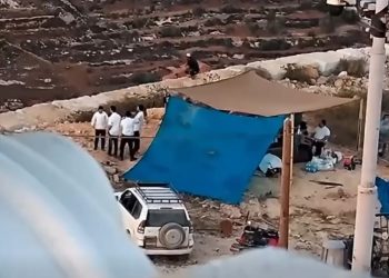 المستوطنون يواصلون حصار منازل في قصرة لليوم العاشر