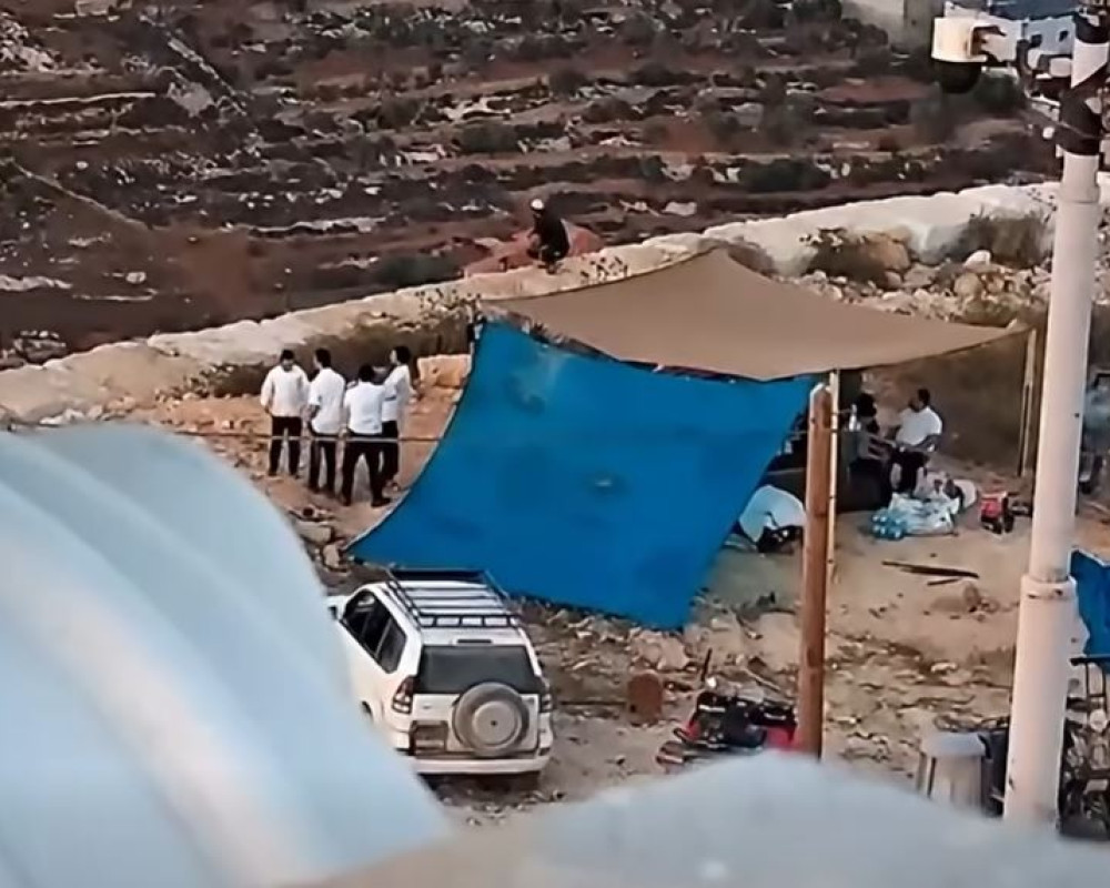 المستوطنون يواصلون حصار منازل في قصرة لليوم العاشر